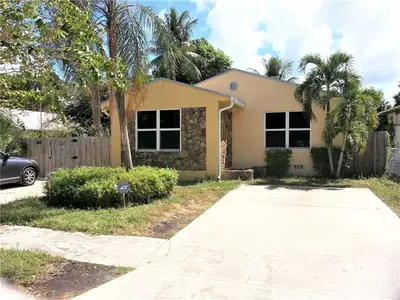 1123 N 17th Avenue, Hollywood – Duplex for sale, price reduced