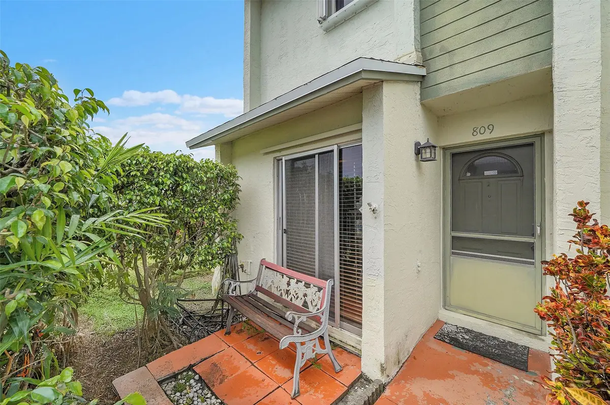 Photo 3 at 809 Crystal Lake Drive 809, Deerfield Beach