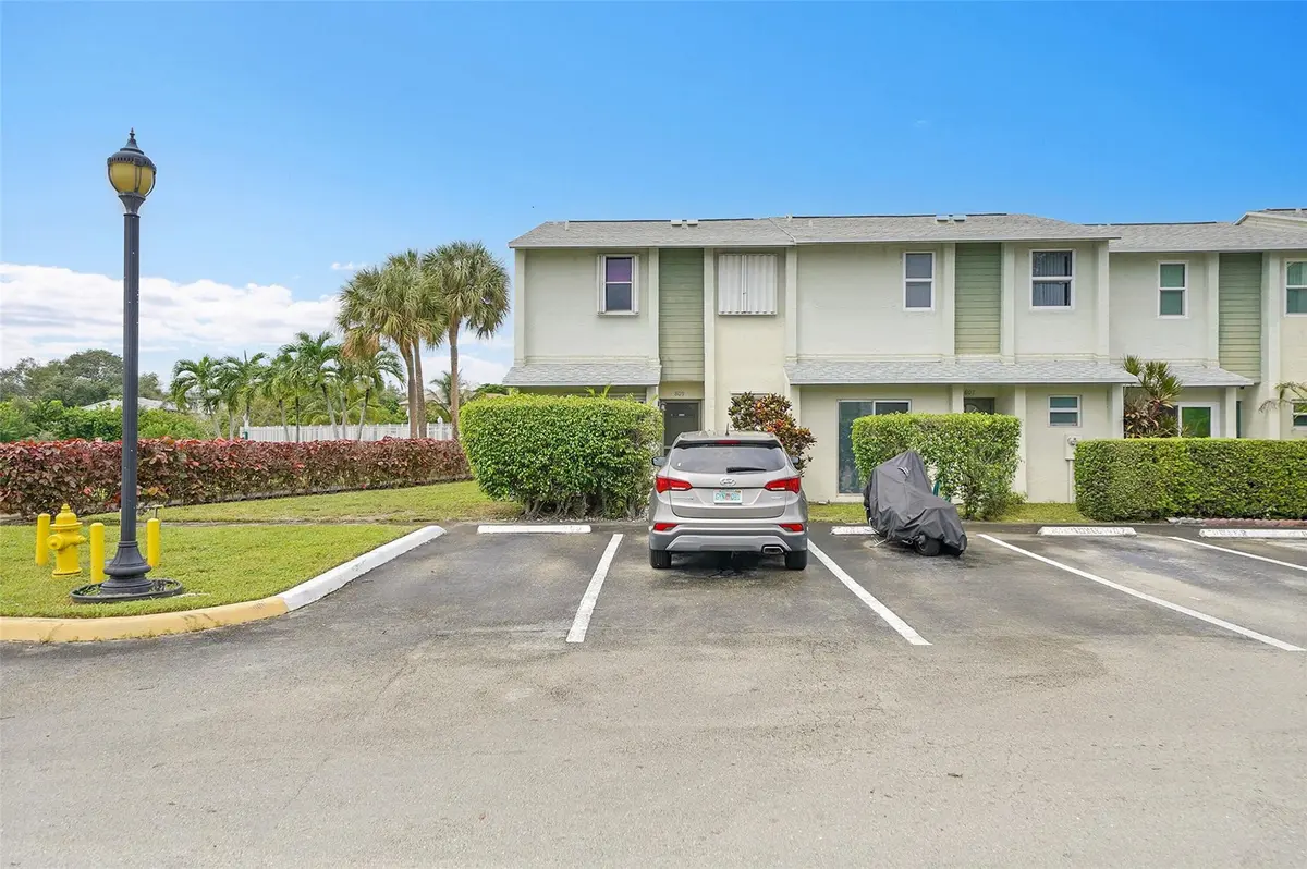 Photo 4 at 809 Crystal Lake Drive 809, Deerfield Beach