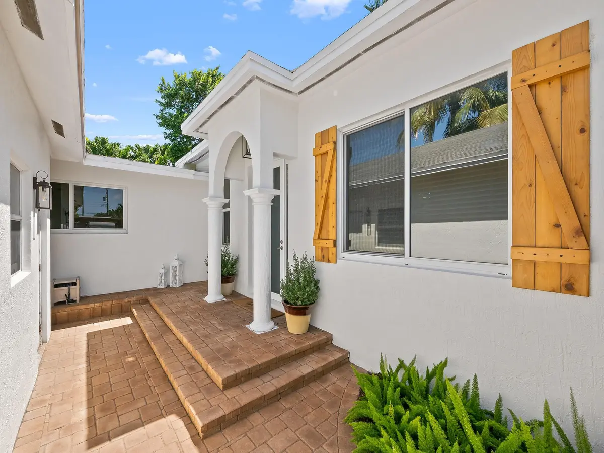 Photo 5 at 812 NW 26th Street, Wilton Manors