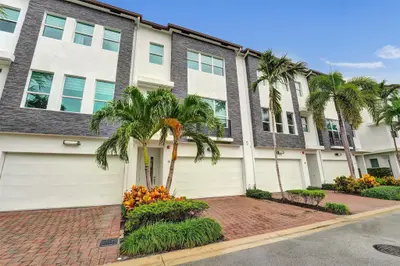 2900 NE 12th Terrace 19, Oakland Park – sold