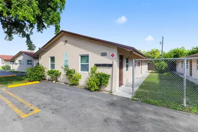 229 NW 12th Court, Pompano Beach – Triplex for sale