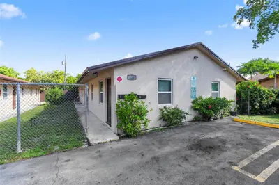 225 NW 12th Court, Pompano Beach – Triplex for sale