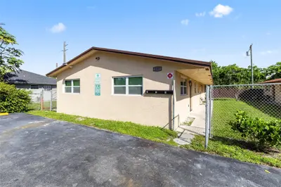 237 NW 12th Court, Pompano Beach – Triplex for sale