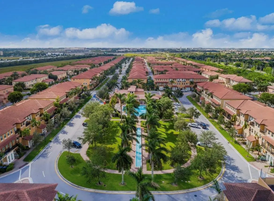 Photo 5 at 817 SW 147th Avenue 1404, Pembroke Pines