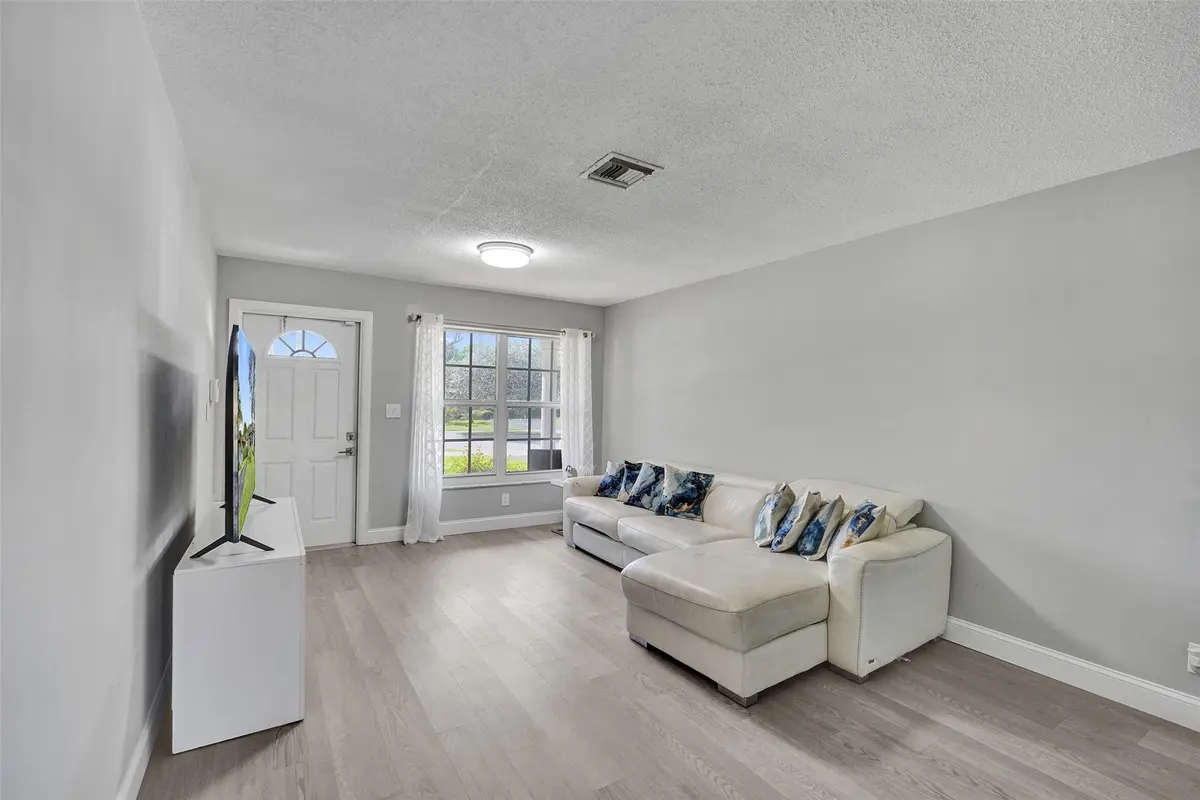 Photo 4 at 4017 Woodside Drive, Coral Springs