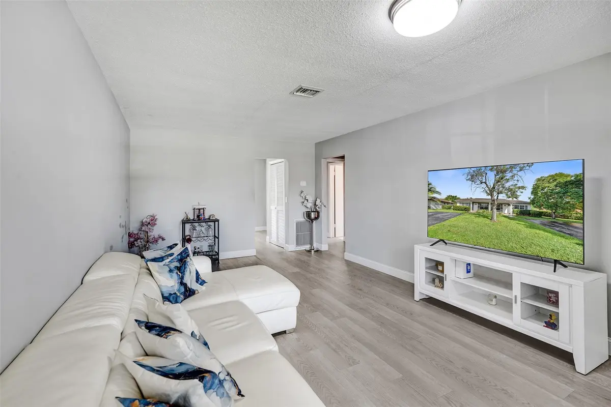Photo 5 at 4017 Woodside Drive, Coral Springs