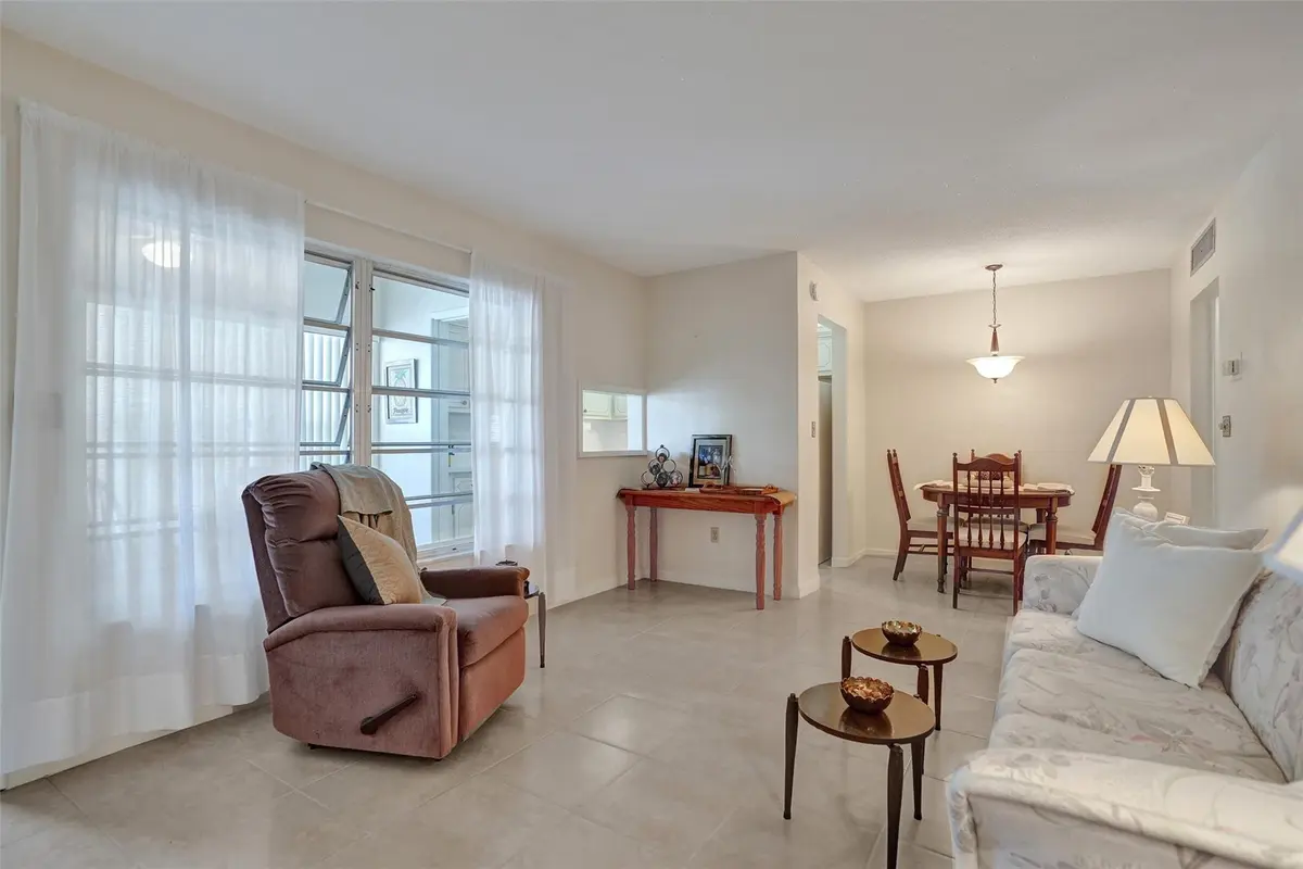 Photo 6 at 1300 N 12th Court 4b, Hollywood