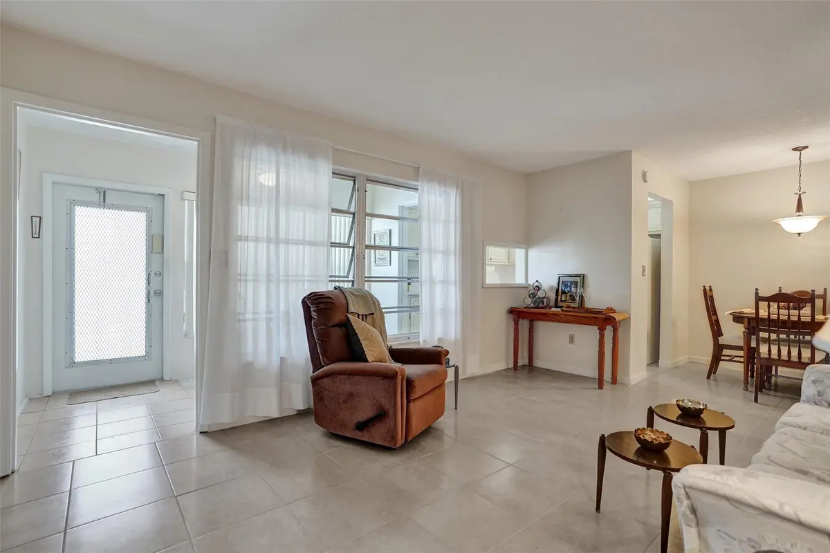 Photo 7 at 1300 N 12th Court 4b, Hollywood