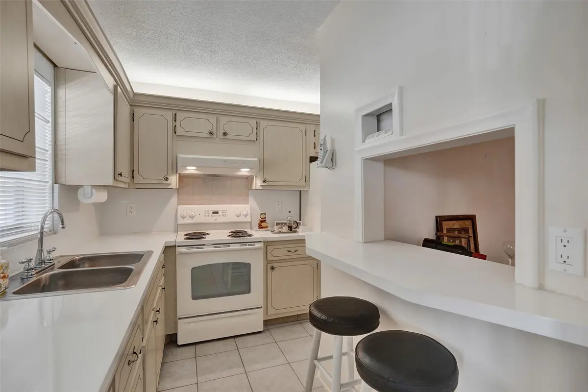 Photo 8 at 1300 N 12th Court 4b, Hollywood