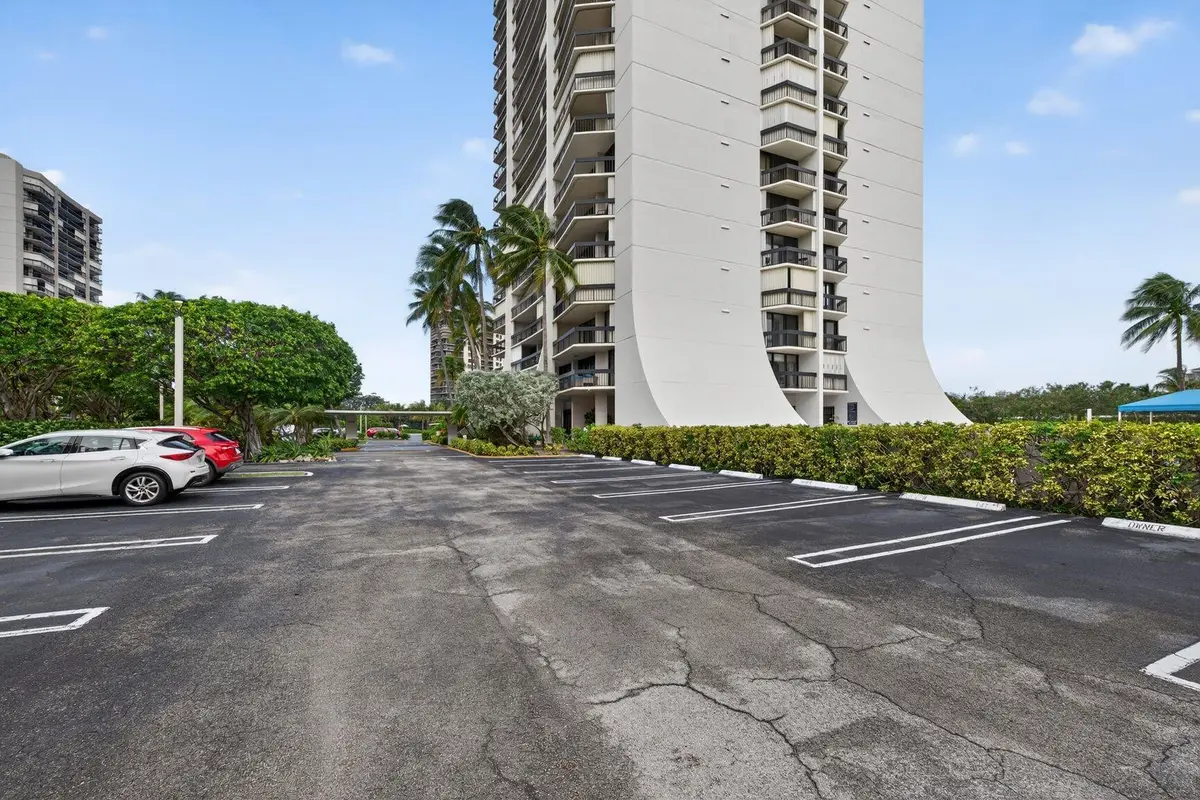 Photo 2 at 2400 Presidential Way 505, West Palm Beach