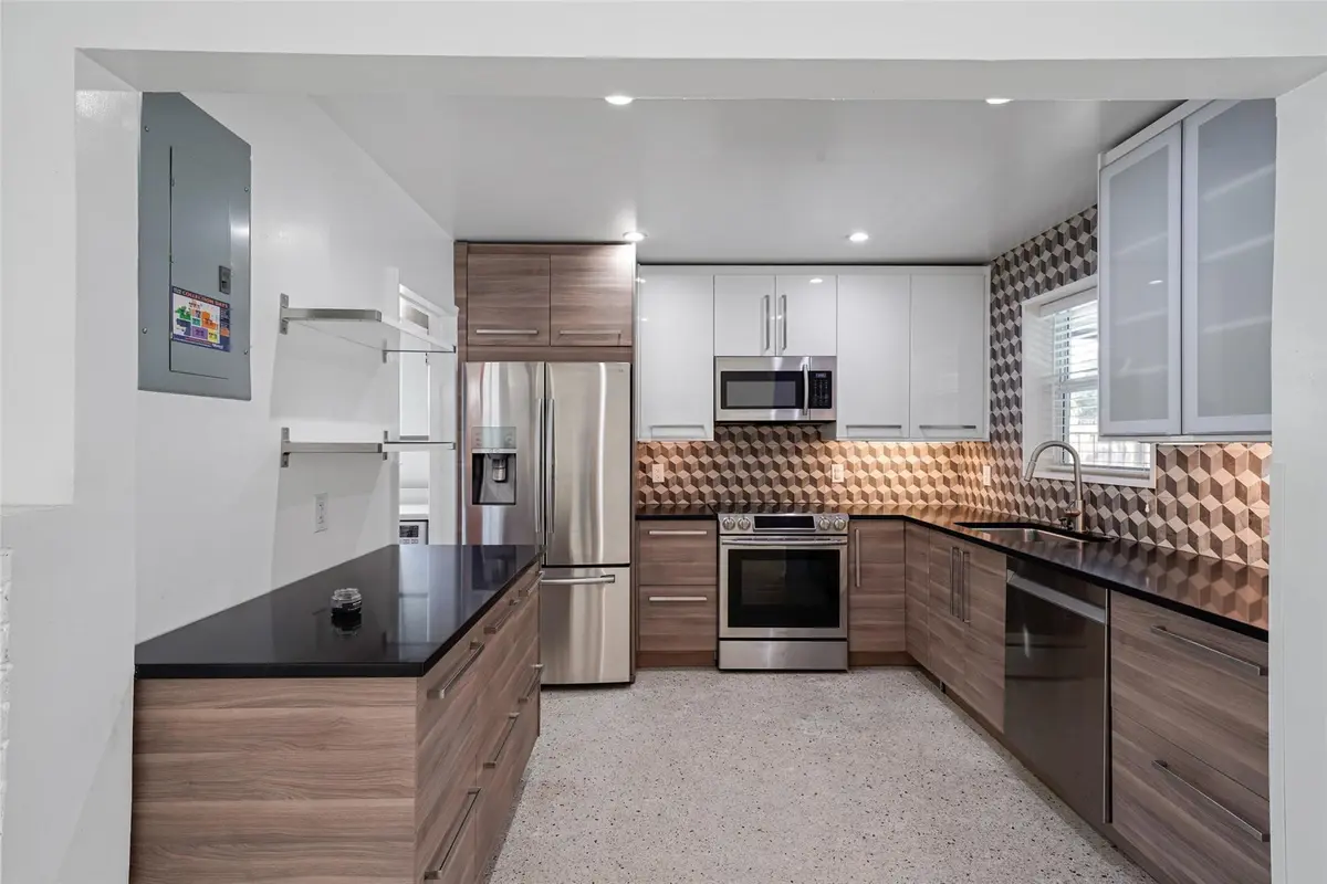 Photo 7 at 615 N 32nd Avenue, Hollywood