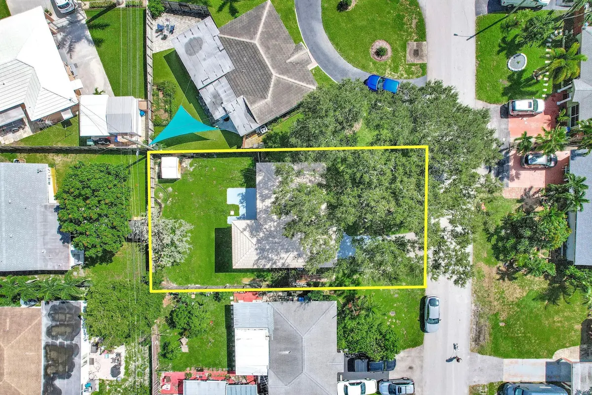Photo 3 at 261 NE 45th Street, Oakland Park