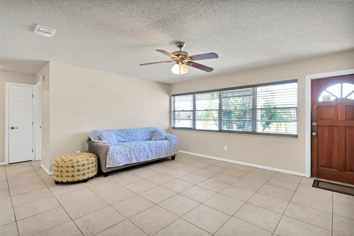 Photo 6 at 918 Bermuda Avenue, Sebastian