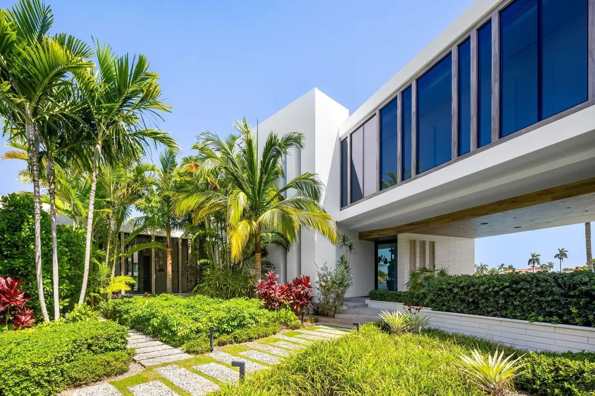 Photo 4 at 516 Mola Avenue, Fort Lauderdale