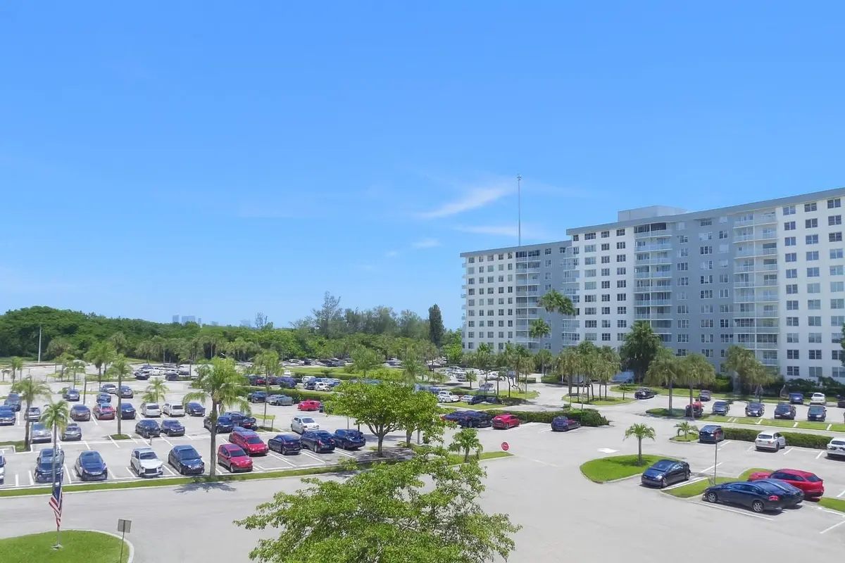 VIEW at 4001 Hillcrest Drive 407, Hollywood