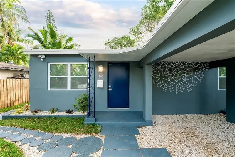 Photo 5 at 628 SW 14th Terrace, Fort Lauderdale