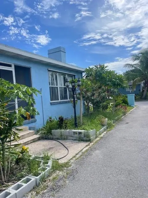 side of house at 1125 N F Street, Lake Worth Beach