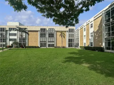 2970 NE 16th Avenue 102b, Oakland Park – sold