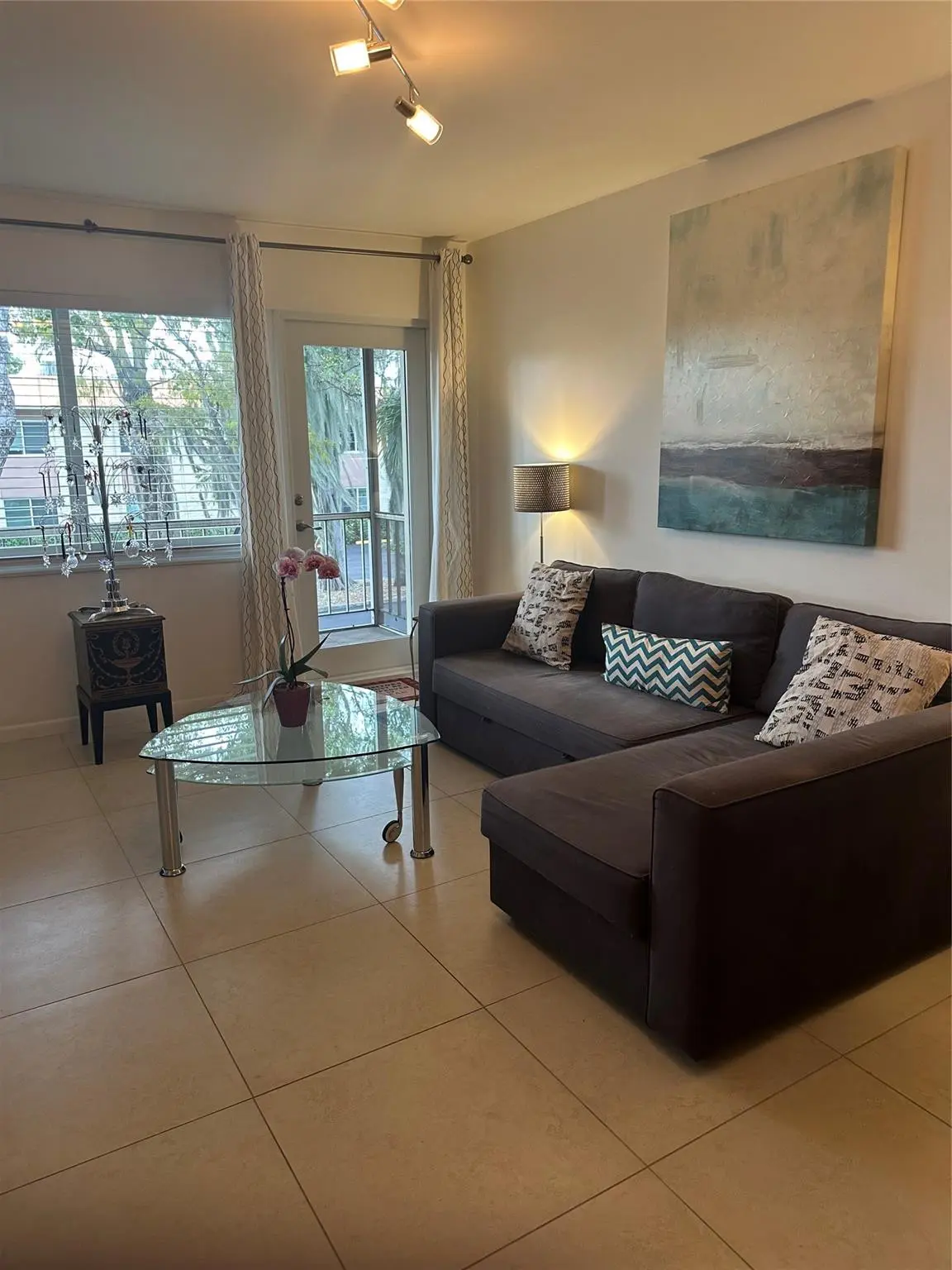 LIVING ROOM at 119 NE 19th Court 215 G, Wilton Manors