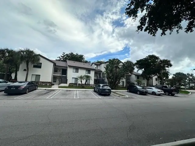 Photo 7 at 800 The Pointe Drive, West Palm Beach