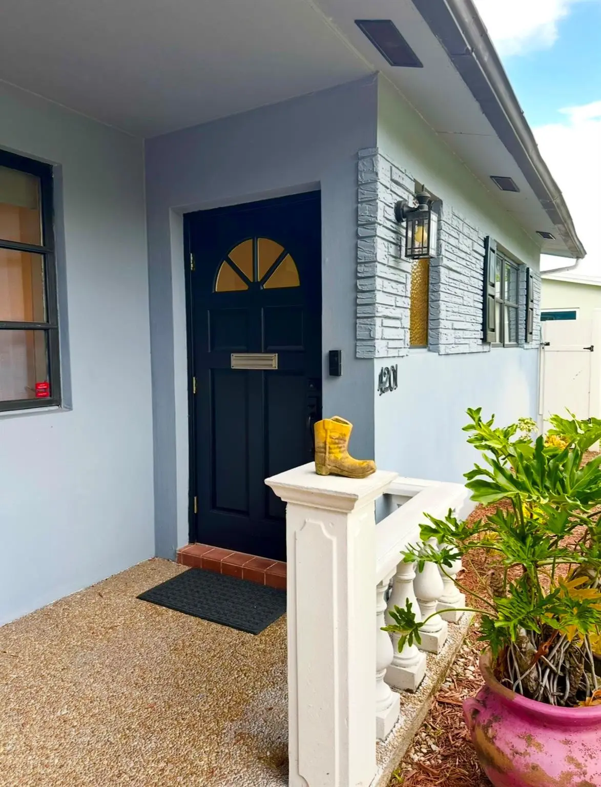Front Entrance at 4201 Thomas Street, Hollywood