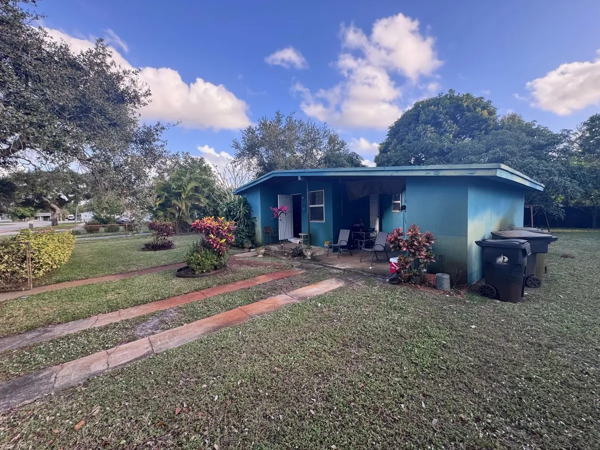 Photo 1 at 924 NW 14 Court, Fort Lauderdale