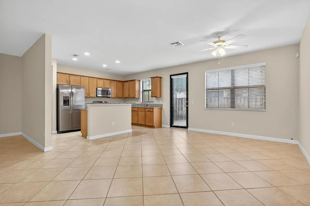 Photo 5 at 8435 Blue Cove Way 8435, Parkland