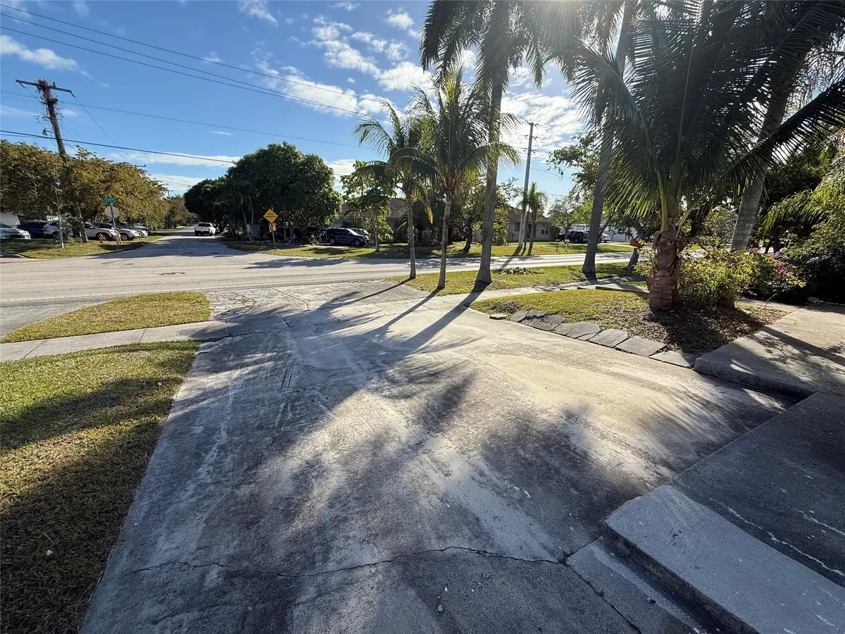 Driveway at 19900 SW 87th Avenue, Cutler Bay