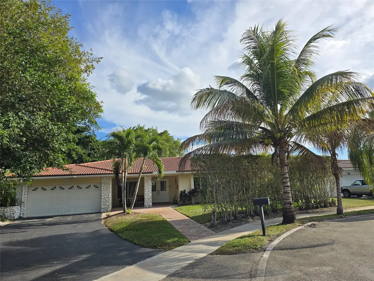 Front of home - oversizedcorner lot at 400 Bonaventure Boulevard, Weston