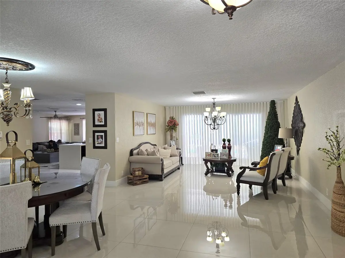 Photo 3 at 400 Bonaventure Boulevard, Weston