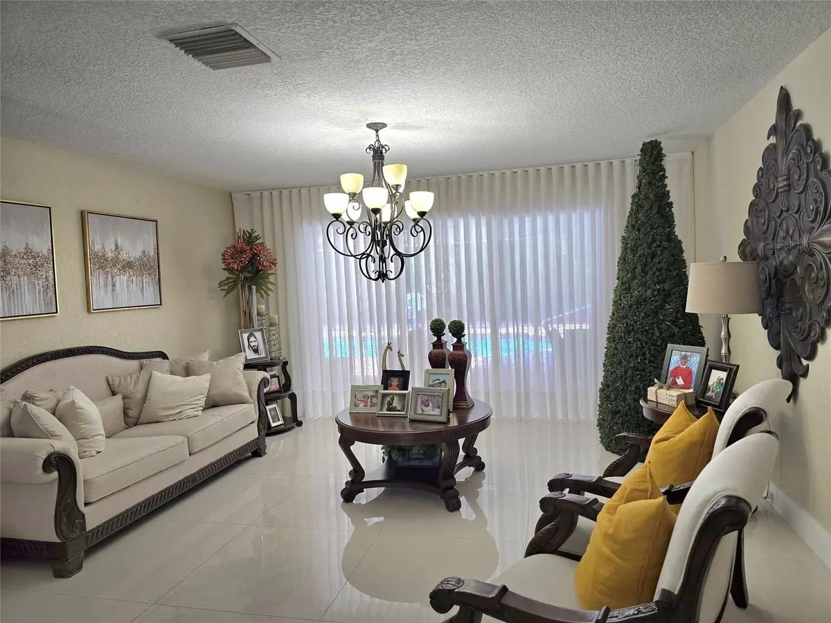 Photo 4 at 400 Bonaventure Boulevard, Weston