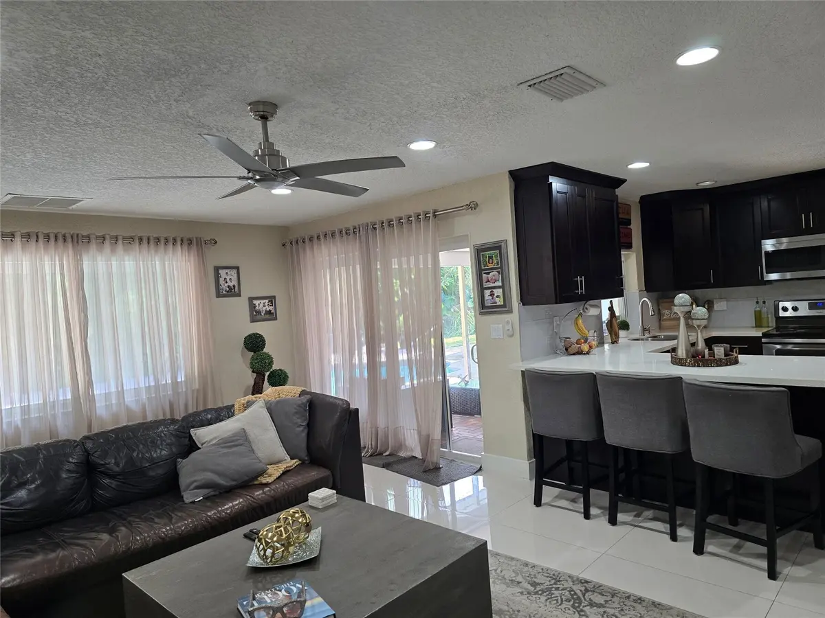 Kitchen, eating area at 400 Bonaventure Boulevard, Weston