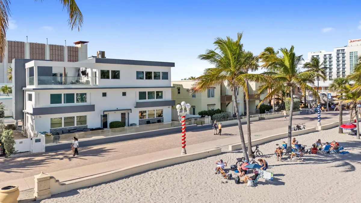 Photo 3 at 2203 N Surf Road, Hollywood