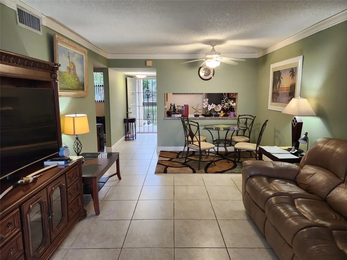 112 Lake Emerald Drive 208, Oakland Park, FL – photo 4