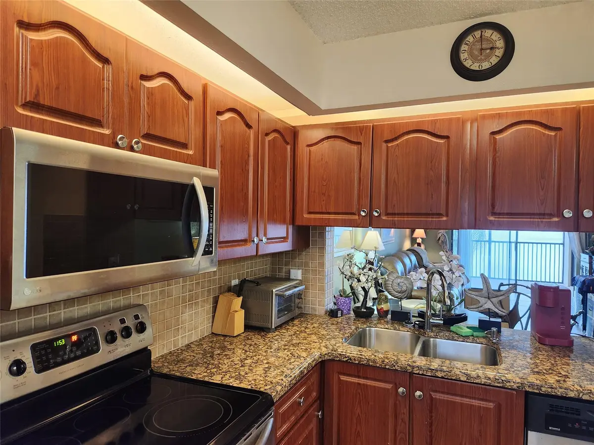 112 Lake Emerald Drive 208, Oakland Park, FL – photo 5