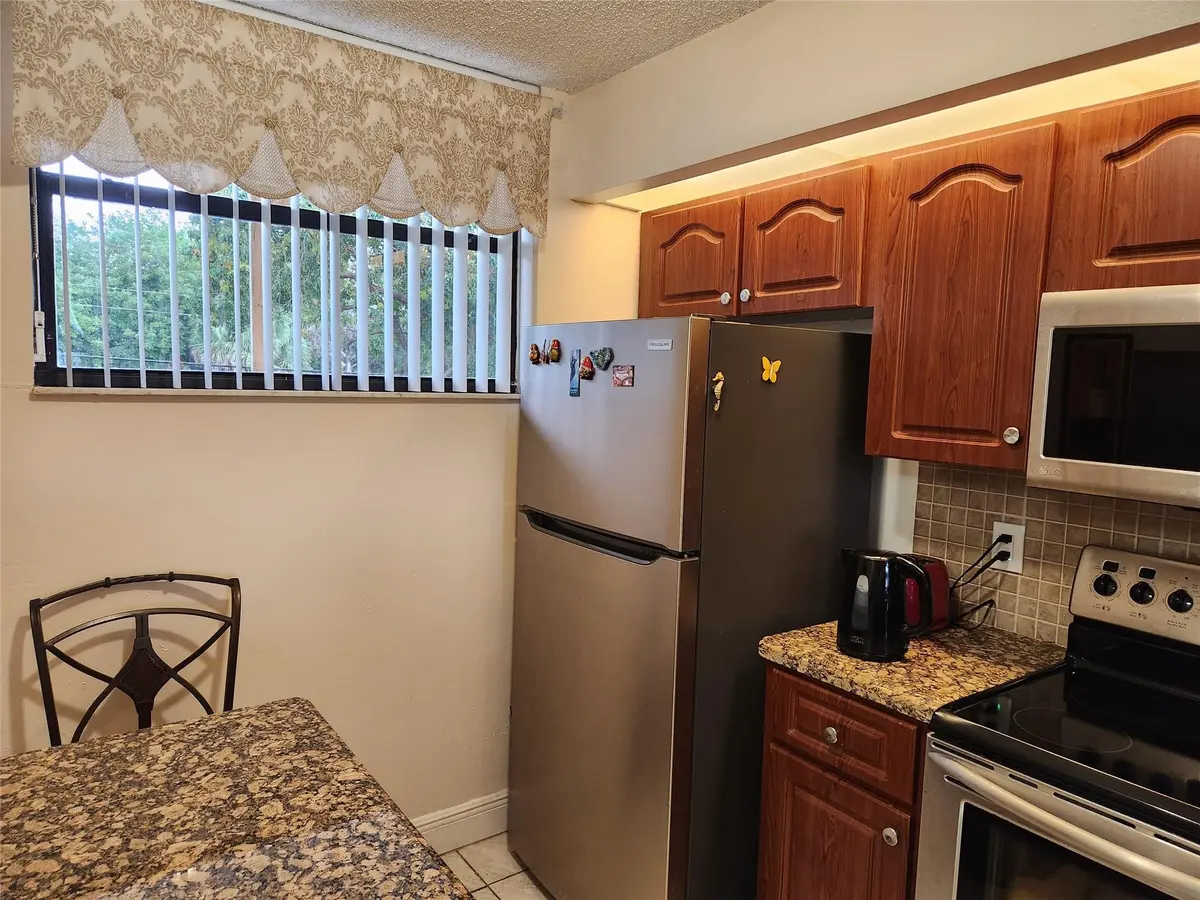 112 Lake Emerald Drive 208, Oakland Park, FL – photo 6