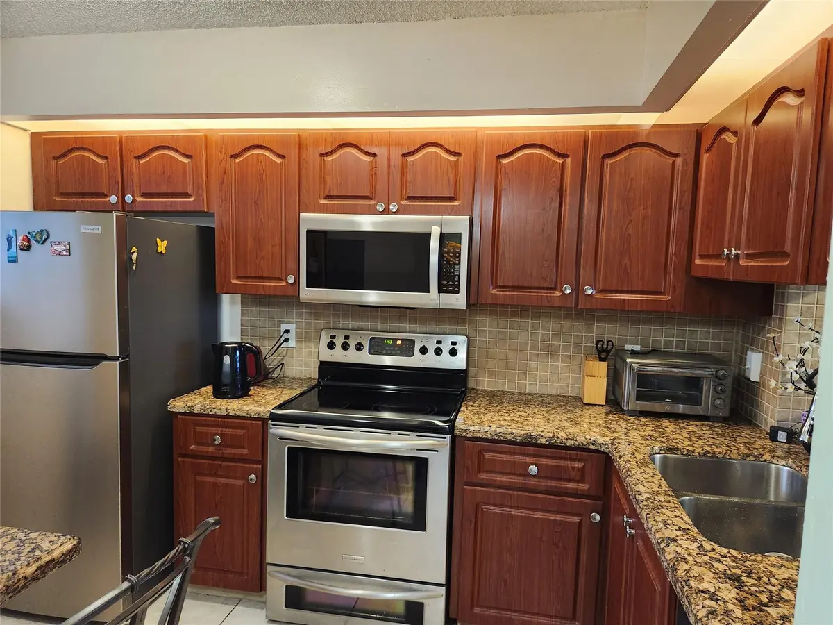 112 Lake Emerald Drive 208, Oakland Park, FL – photo 7