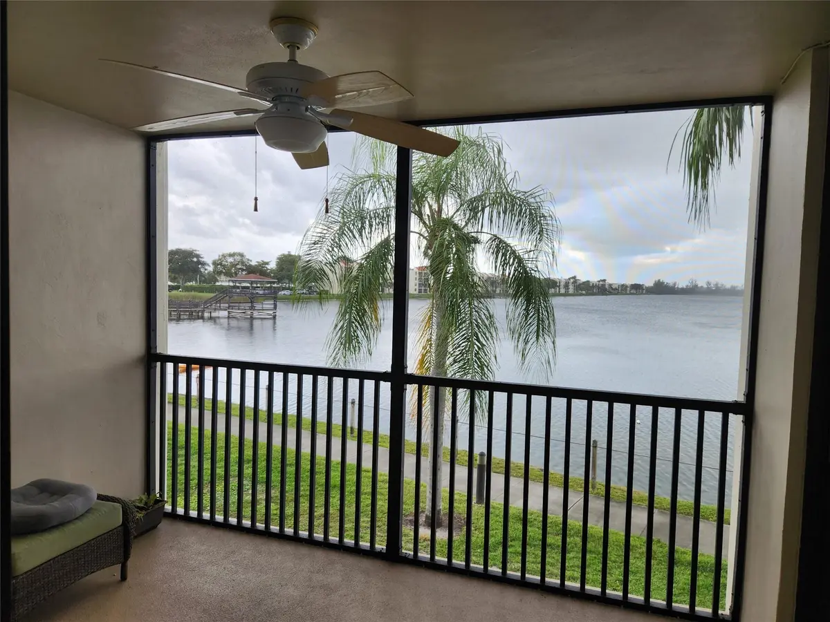 112 Lake Emerald Drive 208, Oakland Park, FL – photo 1