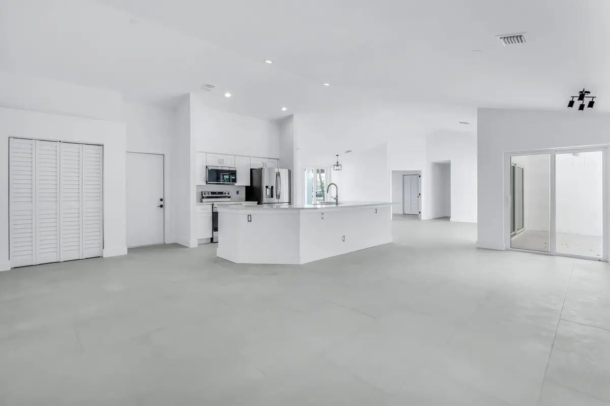 Photo 4 at 12865 Kingsway Road, Wellington