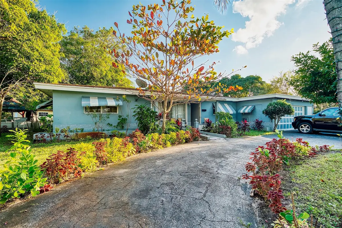 Photo 3 at 3820 SW 10th Court, Fort Lauderdale