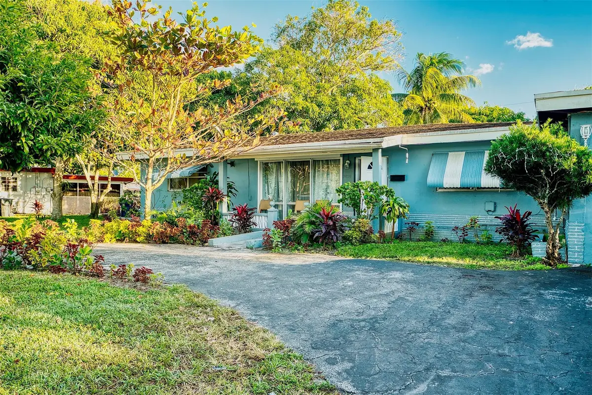 Photo 4 at 3820 SW 10th Court, Fort Lauderdale