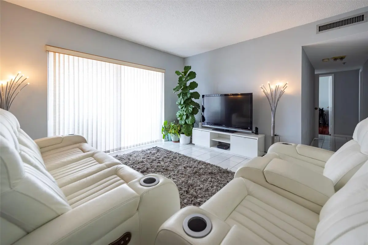 Living Area at 3850 Washington Street 710, Hollywood