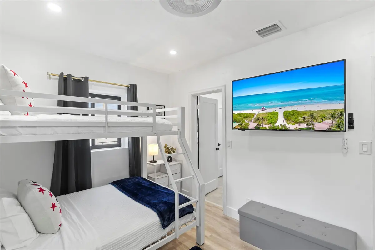 Photo 7 at 719 NE 36th Street, Oakland Park