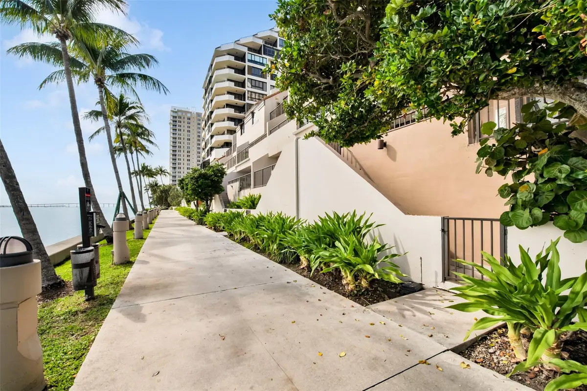 Private Gated Entry at 520 E Brickell Key Drive Bh25, Miami