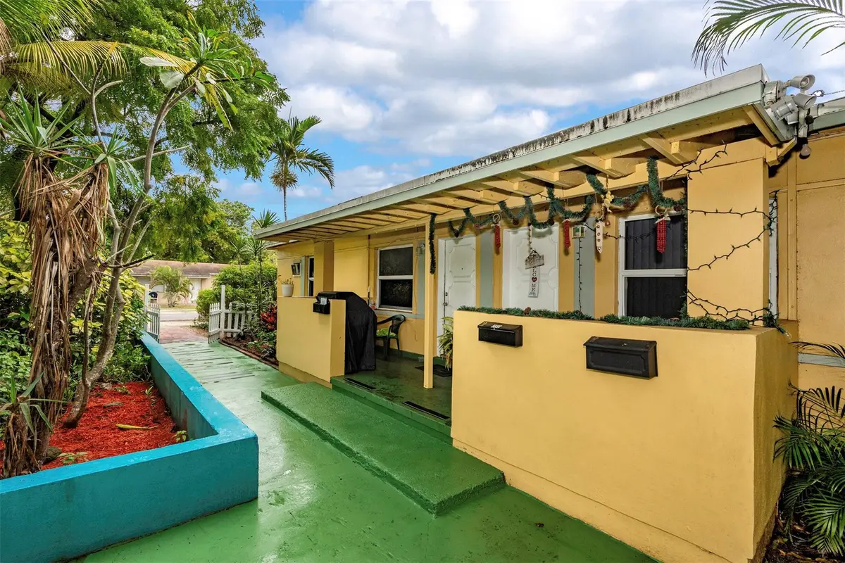 Photo 4 at 255 SW 15th Street, Dania Beach