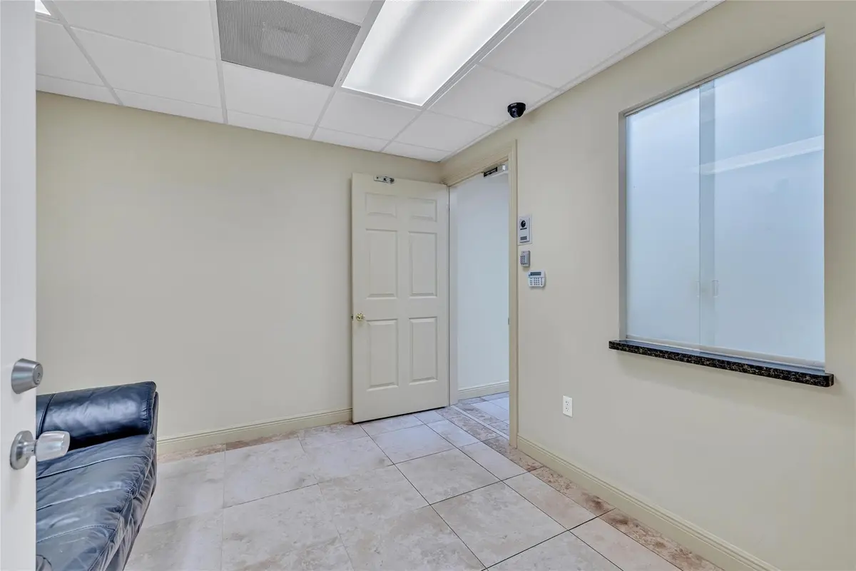 Photo 3 at 1400 E Oakland Park Boulevard 103, Oakland Park