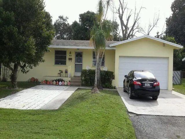 Photo 1 at 812 SW 14th Court, Fort Lauderdale