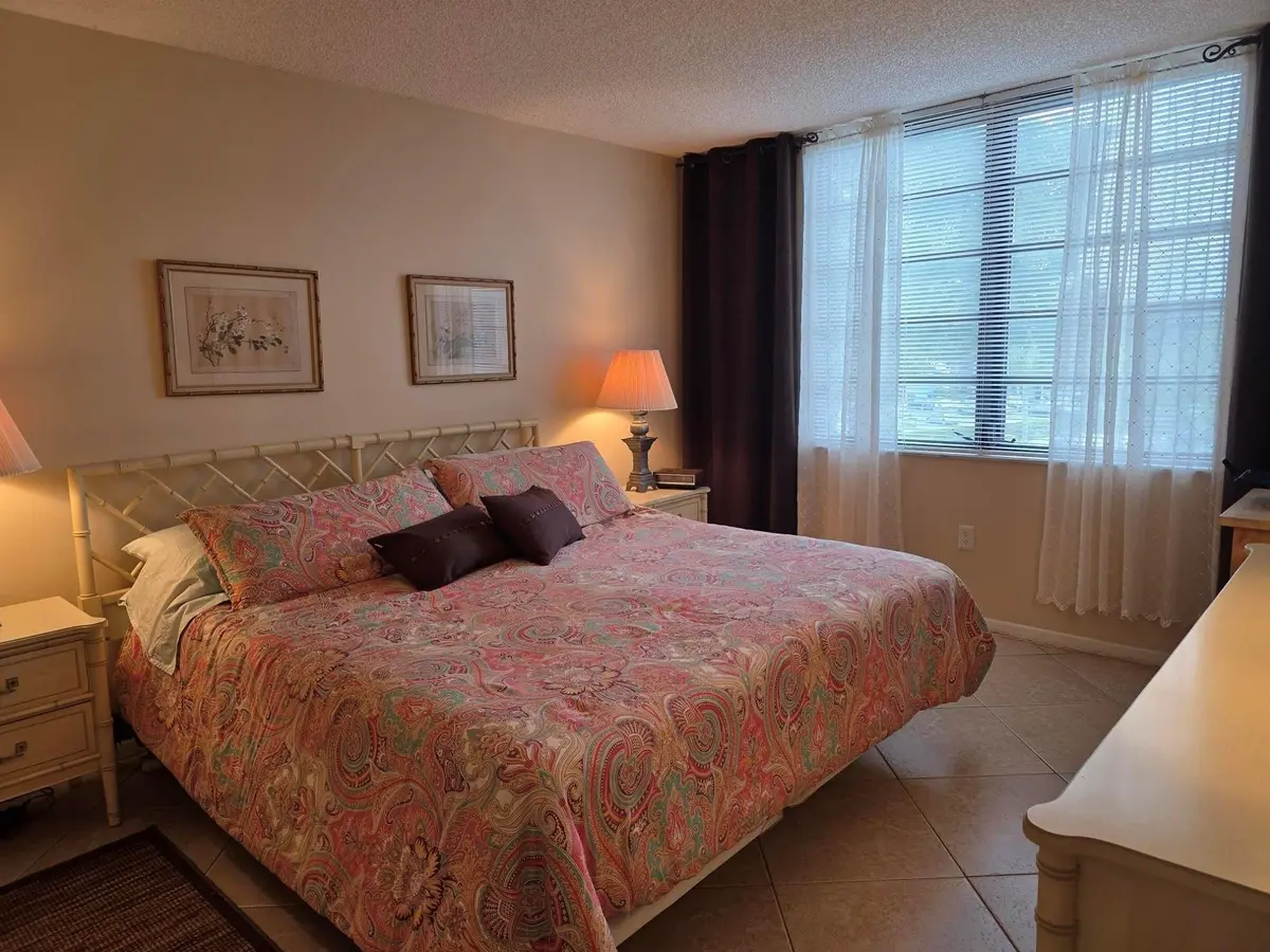 Photo 6 at 1001 Colony Point Circle 405, Pembroke Pines