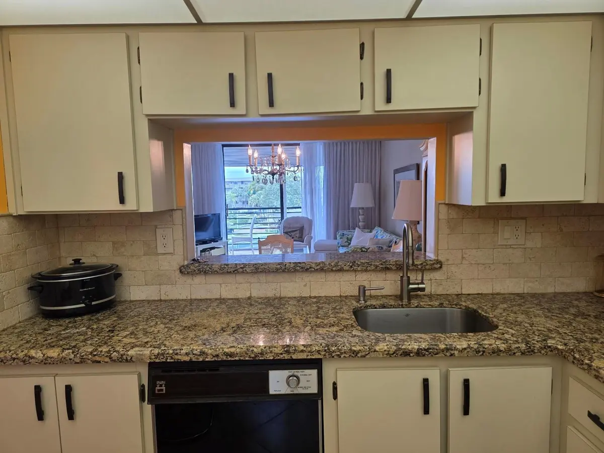 Photo 7 at 1001 Colony Point Circle 405, Pembroke Pines